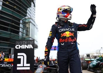 Verstappen conquista pole dominante no Grande Prêmio da China, Hamilton eliminado na primeira sessão de classificação.