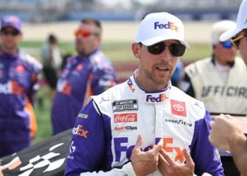 Denny Hamlin questiona se está amaldiçoado após três acidentes em Atlanta.