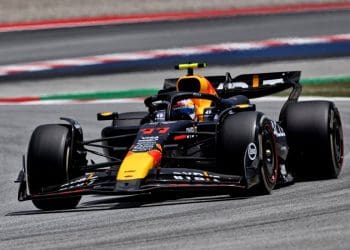 Perez critica Red Bull por sair da pista durante ajustes na FP2 no Grande Prêmio da Espanha da F1.