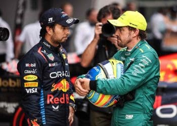 Sergio Perez elogia Fernando Alonso por continuar correndo na casa dos 40 anos.