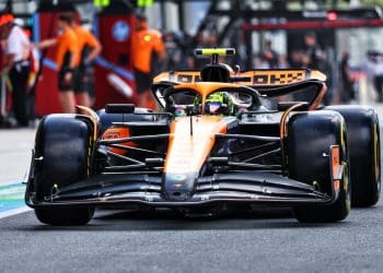 McLaren melhora desempenho antes de decepcionar e permite que Verstappen conquiste a pole position.