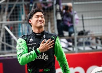 Zhou Guanyu recebe apoio esmagador, prometendo futuro para a Fórmula 1 na China.
