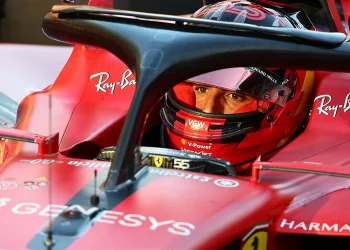 Jeremy Clarkson provoca debate sobre vitória de Carlos Sainz na Austrália após cirurgia.