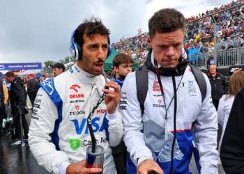 Brundle comenta sobre discussão de F1 entre Ricciardo/Villeneuve como ‘emocional e falha’.