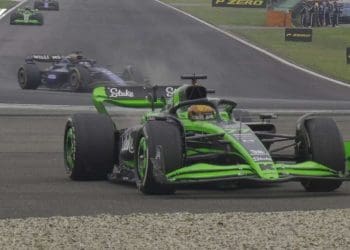 Valtteri Bottas forçado a se aposentar do GP da China na volta 20 devido a falha súbita do motor.