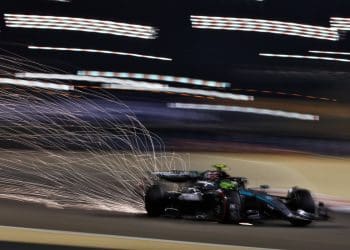 Hamilton tem desempenho comprometido por ajustes noturnos em Bahrain.