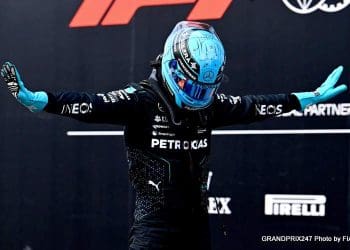 Asa dianteira do Mercedes W15 questionada pela Red Bull.