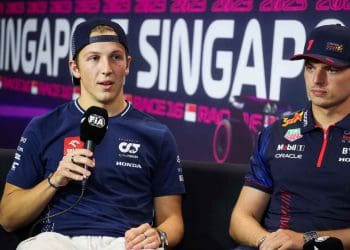 Liam Lawson diz que Max Verstappen não se abala com críticas por suas vitórias na F1.