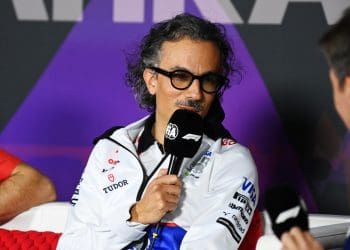 Mekies afirma que a relação entre RB e Red Bull está totalmente em conformidade com as regras da F1.