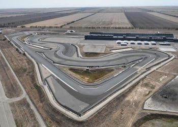 Incerteza paira sobre evento do MotoGP Cazaquistão devido a enchentes causando atraso na corrida inaugural.
