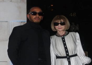 ¡Video exclusivo! Lewis Hamilton, valuado en $284 millones, visto en Londres con la icono de moda Anna Wintour.