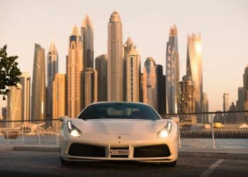 Velocidade no deserto: Uma exploração do aluguel de carros esportivos nos Emirados Árabes Unidos.