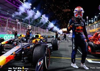 Verstappen fica para trás no Grande Prêmio da Arábia Saudita, com Bearman se destacando.