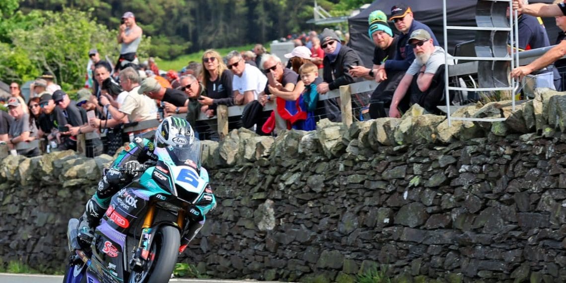 Dunlop alcança vitória histórica no TT da Ilha de Man.