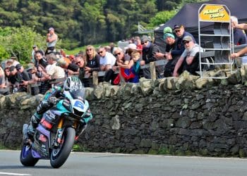 Dunlop alcança vitória histórica no TT da Ilha de Man.