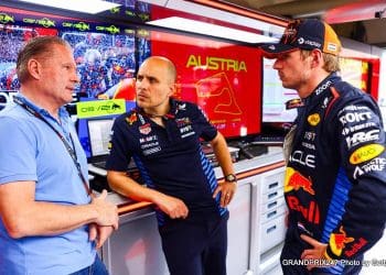 Verstappen vai pilotar pela Red Bull em 2025.