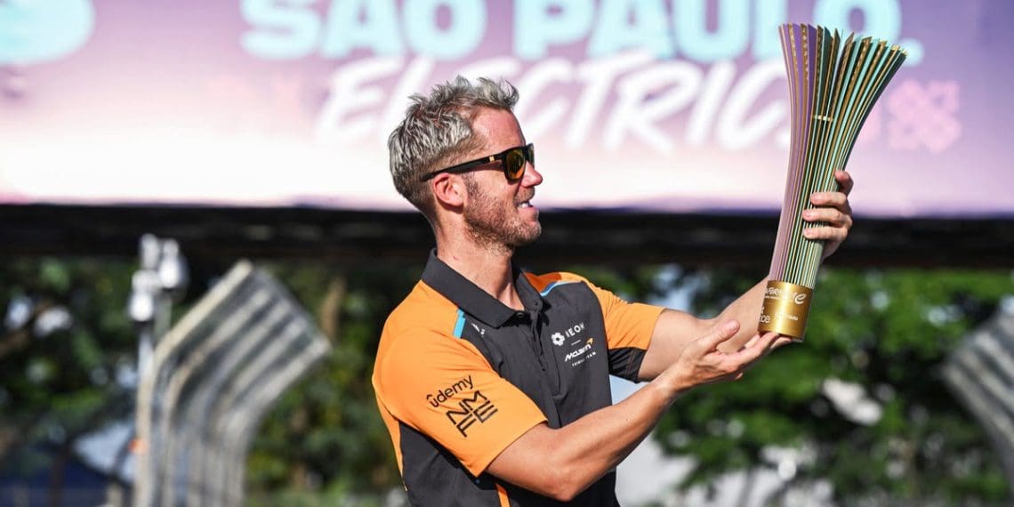 Pássaro pronto para fazer retorno em corridas consecutivas em Xangai