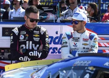 Alex Bowman nega rumores de saída da Hendrick Motorsports, citando apoio de seu patrocinador de $12 bilhões e dono da equipe Rick Hendrick.