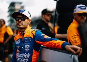 McLaren discute teste de Larson na F1 e comparações com Verstappen.