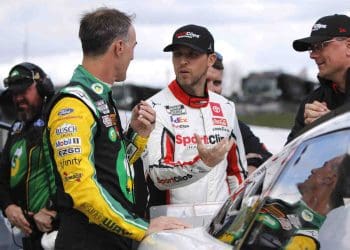 Kevin Harvick discute o vínculo especial entre Denny Hamlin e seu líder de equipe, dizendo: “Se ele me instruir a ultrapassar o limite…”