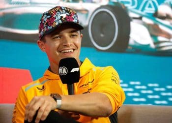 Lando Norris compartilha sua aposta em vencer a Ferrari no Grande Prêmio da China.