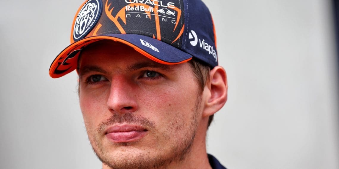 Verstappen dá golpe no Mercedes na perseguição da Fórmula 1 de 2025.