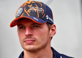 Verstappen dá golpe no Mercedes na perseguição da Fórmula 1 de 2025.