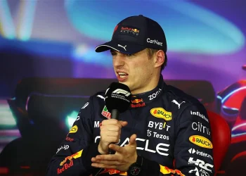 Funcionário da Red Bull ameaça sair devido a possível mudança de Max Verstappen para outra equipe.