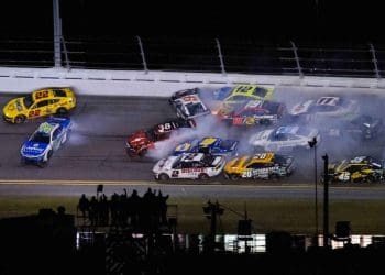 VIDÉO: « Les fans voyagent et dépensent beaucoup d’argent pour voir cet événement chaotique » – Alex Bowman cause un énorme accident de 22 voitures au Daytona 500.