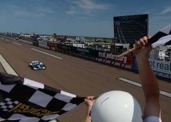 IndyCar desqualifica vencedor da abertura da temporada um mês depois.