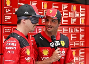 Audi mira Sainz e Hulkenberg em preparação para entrada antecipada na F1 em 2026.