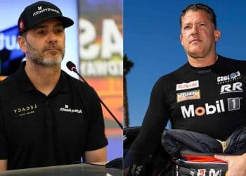 Equipe de Tony Stewart rotula piloto de Jimmie Johnson como “o maior bobo” após altercação em Iowa.