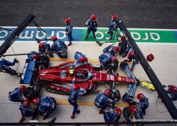 Sainz lamenta perder vitória no GP de Miami devido ao timing da parada nos boxes.