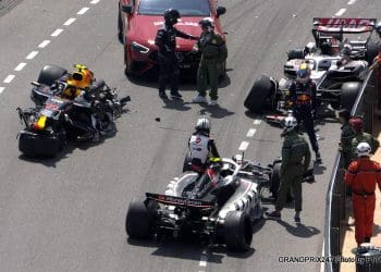 Ex-campeão de F1 Villeneuve acredita que Magnussen deveria ser banido por causar acidente em Mônaco.