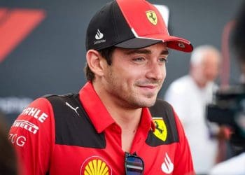 Charles Leclerc emocionado ao garantir a 250ª vitória da Ferrari na F1 em Mônaco, seu Grande Prêmio em casa.