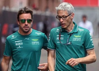 Aston Martin confirma Fernando Alonso como prioridade máxima apesar de especulações sobre o interesse da Mercedes.