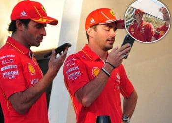 Assista: Carlos Sainz presenteia Charles Leclerc com uma lembrança memorável para o tempo como companheiros de equipe.