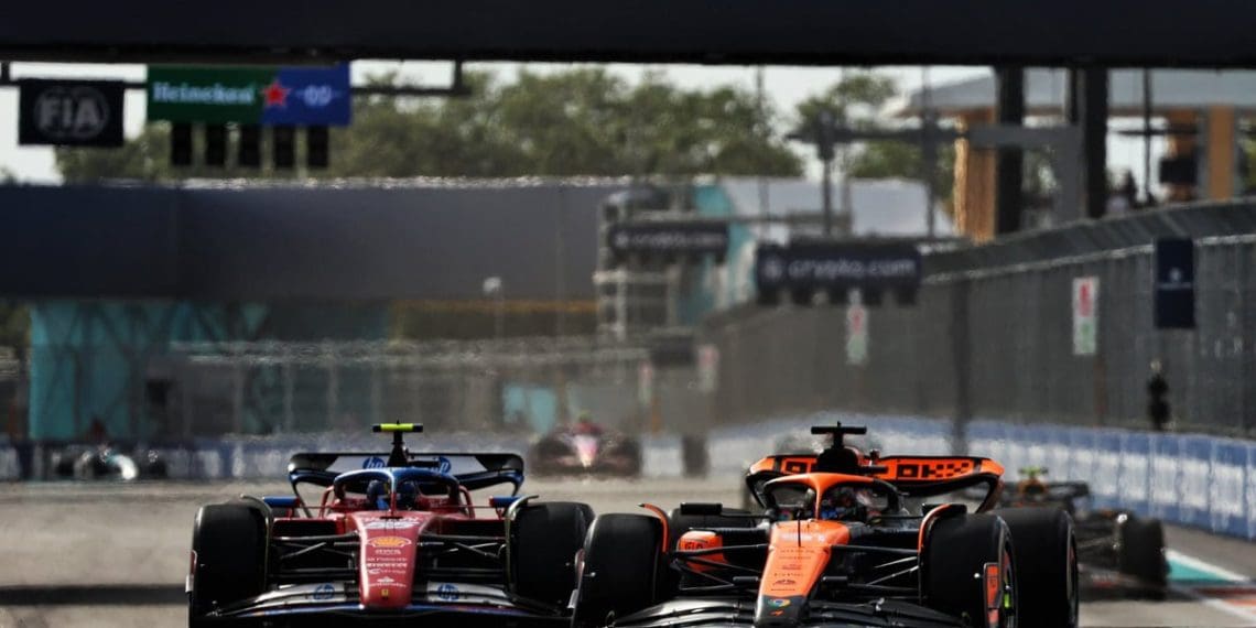 Sainz cai para quinto lugar em Miami após penalização por colisão com Piastri em corrida de F1.