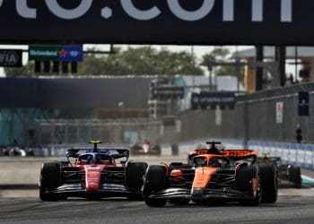 Sainz cai para quinto lugar em Miami após penalização por colisão com Piastri em corrida de F1.