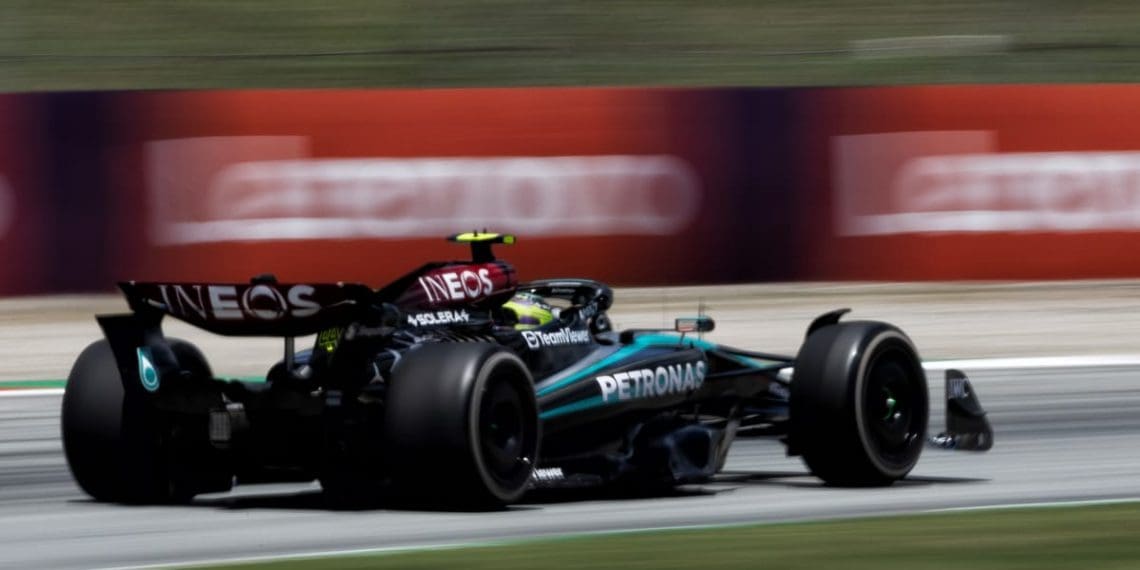 Mercedes lidera batalha de quatro vias na FP2 de Barcelona.