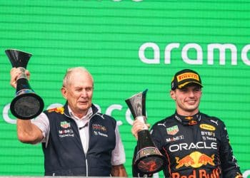 Verstappen permanece comprometido com Marko apesar de rumores de saída da Red Bull F1.