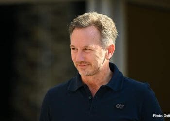 Horner viaja para o Bahrein apesar da escrutínio.