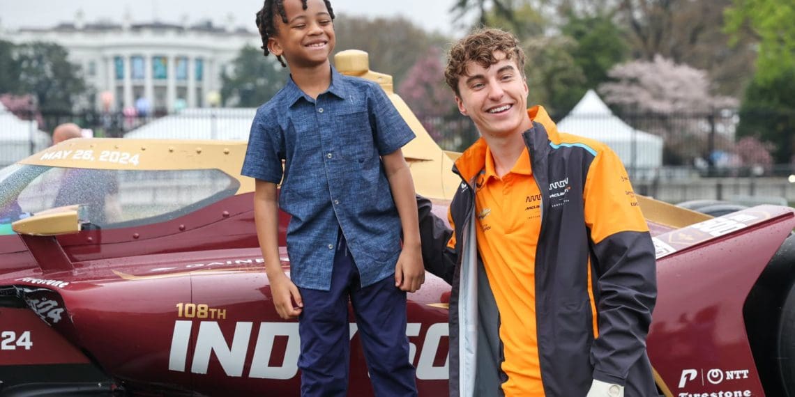 IndyCar faz parada na Casa Branca para caça anual de ovos de Páscoa.