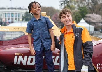 IndyCar faz parada na Casa Branca para caça anual de ovos de Páscoa.