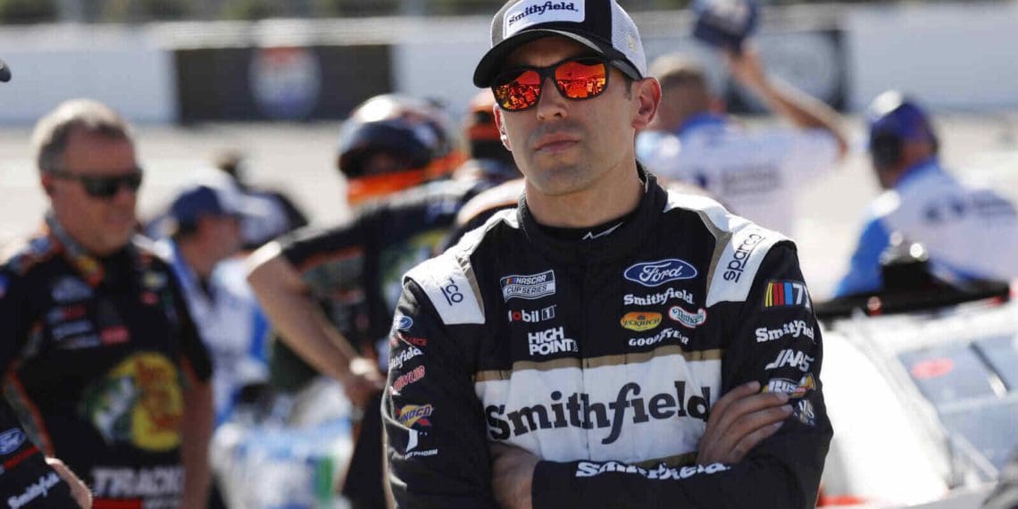 Equipe Joe Gibbs Racing aborda especulações sobre o futuro de Aric Almirola na NASCAR.