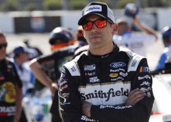 Equipe Joe Gibbs Racing aborda especulações sobre o futuro de Aric Almirola na NASCAR.