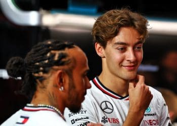 Russell: Mercedes da Fórmula 1 garante chances iguais para Hamilton.