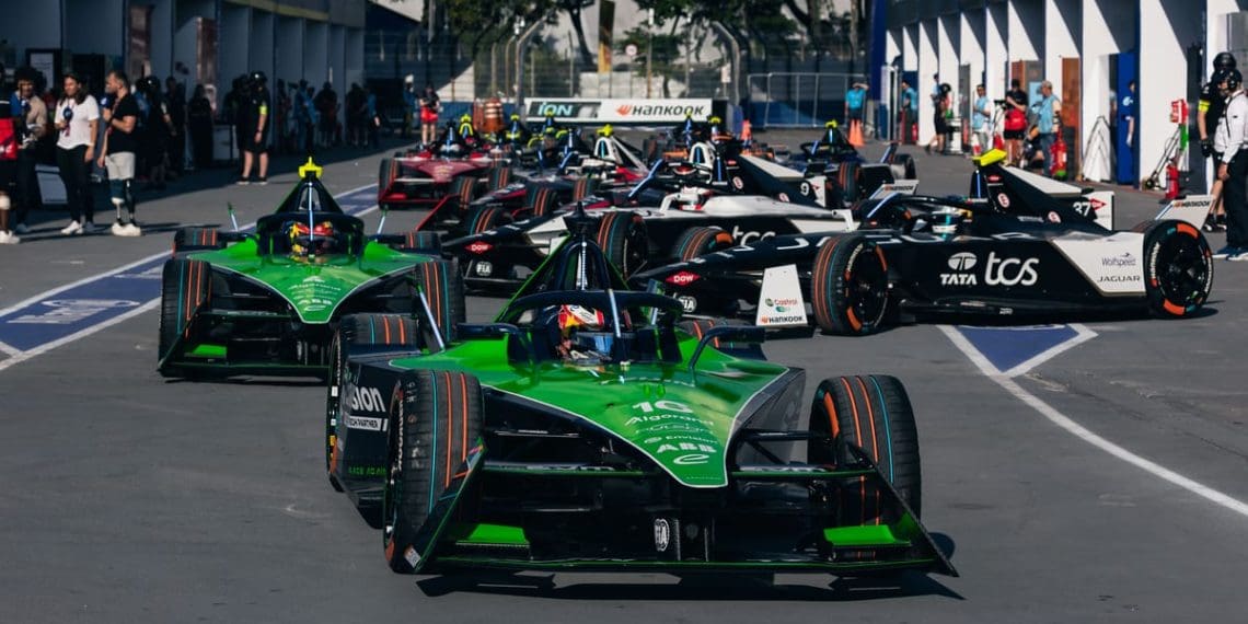 Fórmula E se prepara para retorno das corridas em grupo – e preocupações com segurança.