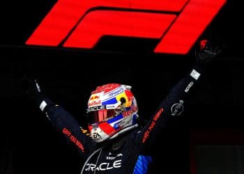 Verstappen segura pressão final de Norris e garante vitória na corrida de Fórmula 1 em Imola.