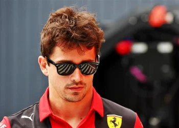 Tensões na Ferrari aumentam por declarações de Charles Leclerc.